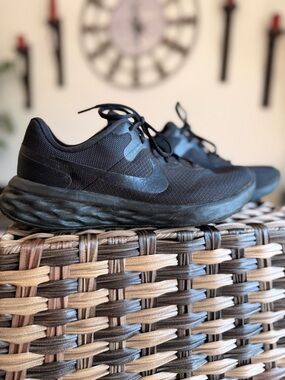 Nike Men's All-Black Lightweight Running Sneakers